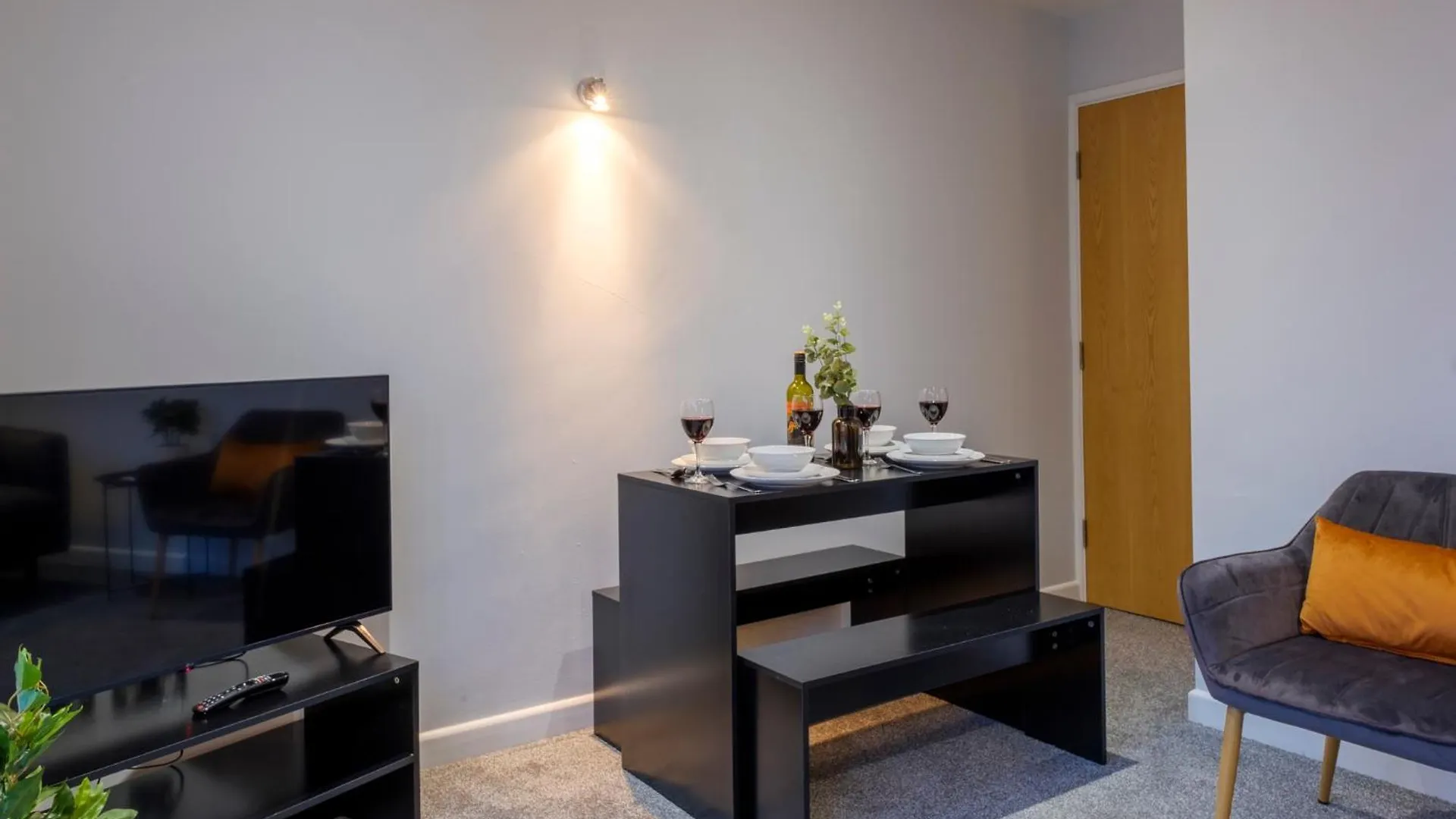 Vibrant 2 Bed Apartment, Free Parking, Bawtry Rd Doncaster - Hosted By Stay Host Save