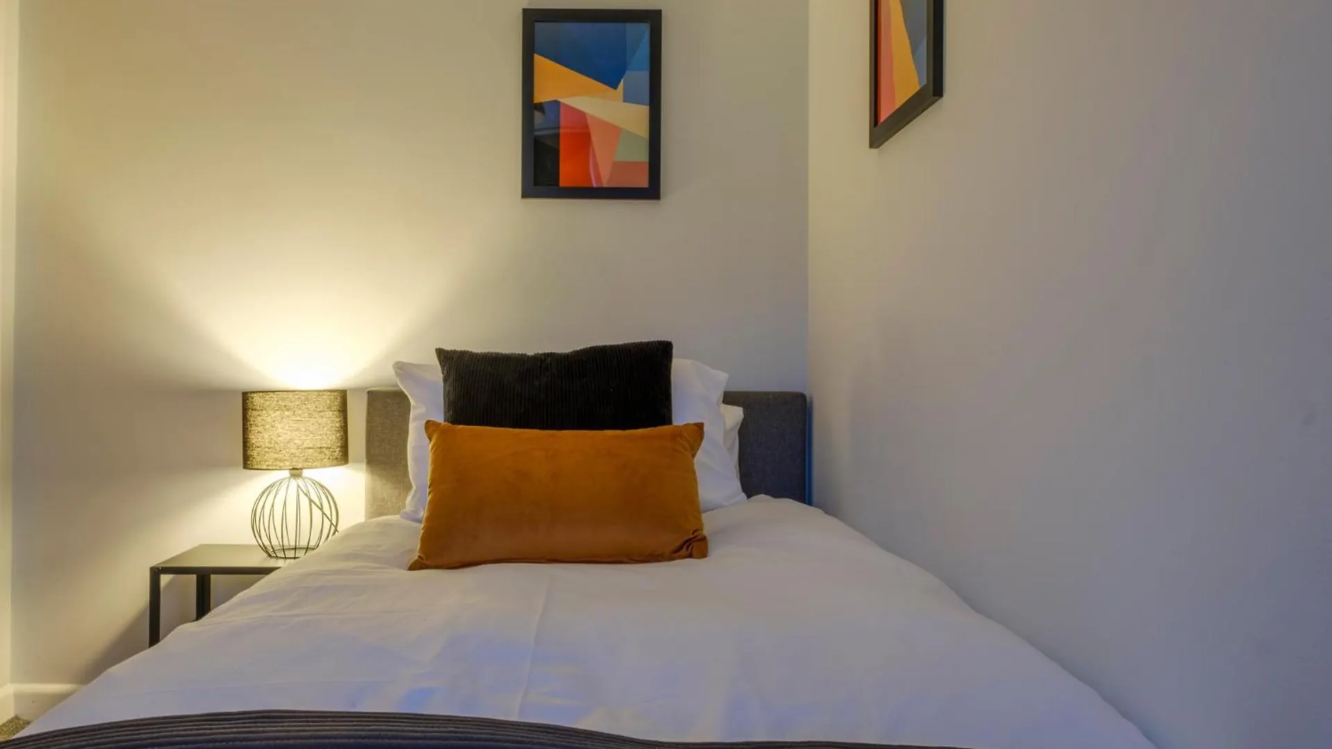 Apartment Vibrant 2 Bed Apartment, Free Parking, Bawtry Rd Doncaster - Hosted By Stay Host Save