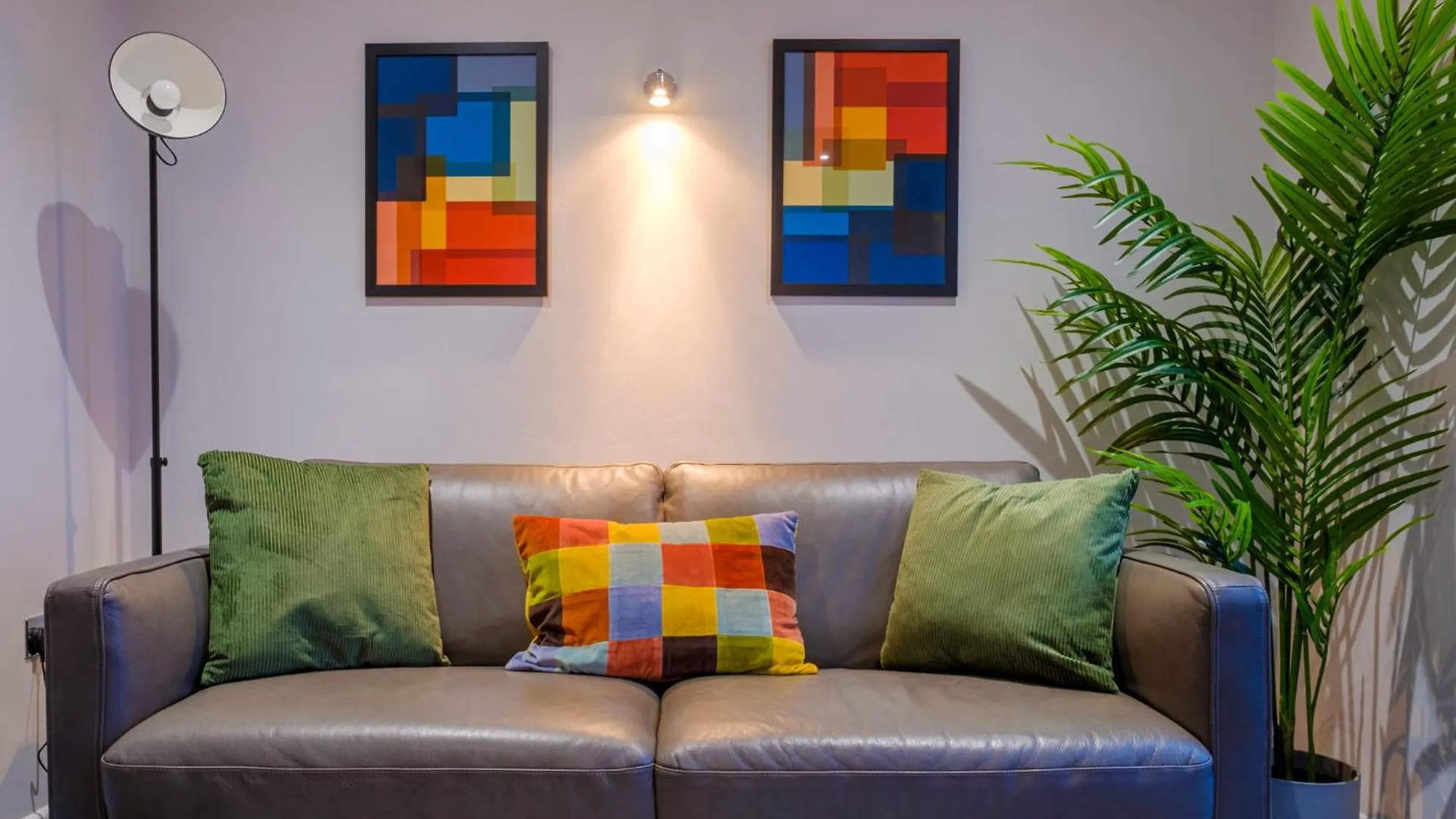 Vibrant 2 Bed Apartment, Free Parking, Bawtry Rd Doncaster - Hosted By Stay Host Save United Kingdom