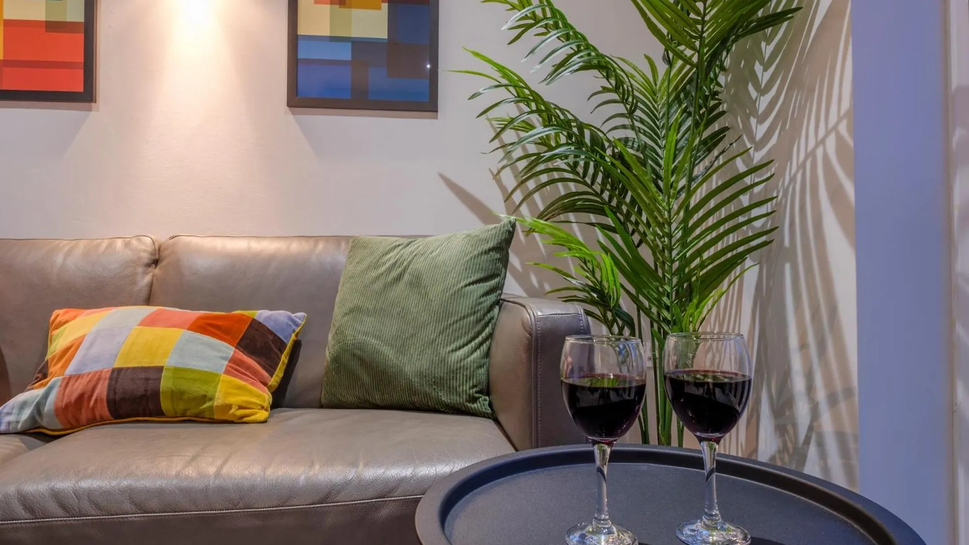 Vibrant 2 Bed Apartment, Free Parking, Bawtry Rd Doncaster - Hosted By Stay Host Save 0*,  United Kingdom