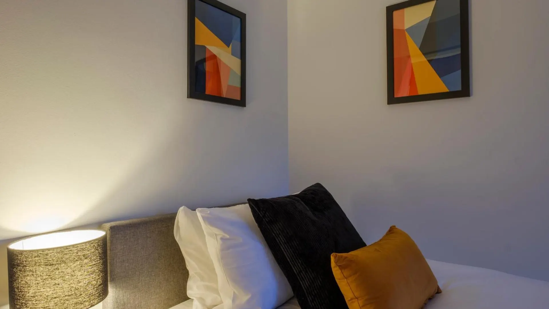 Vibrant 2 Bed Apartment, Free Parking, Bawtry Rd Doncaster - Hosted By Stay Host Save 0*,  United Kingdom
