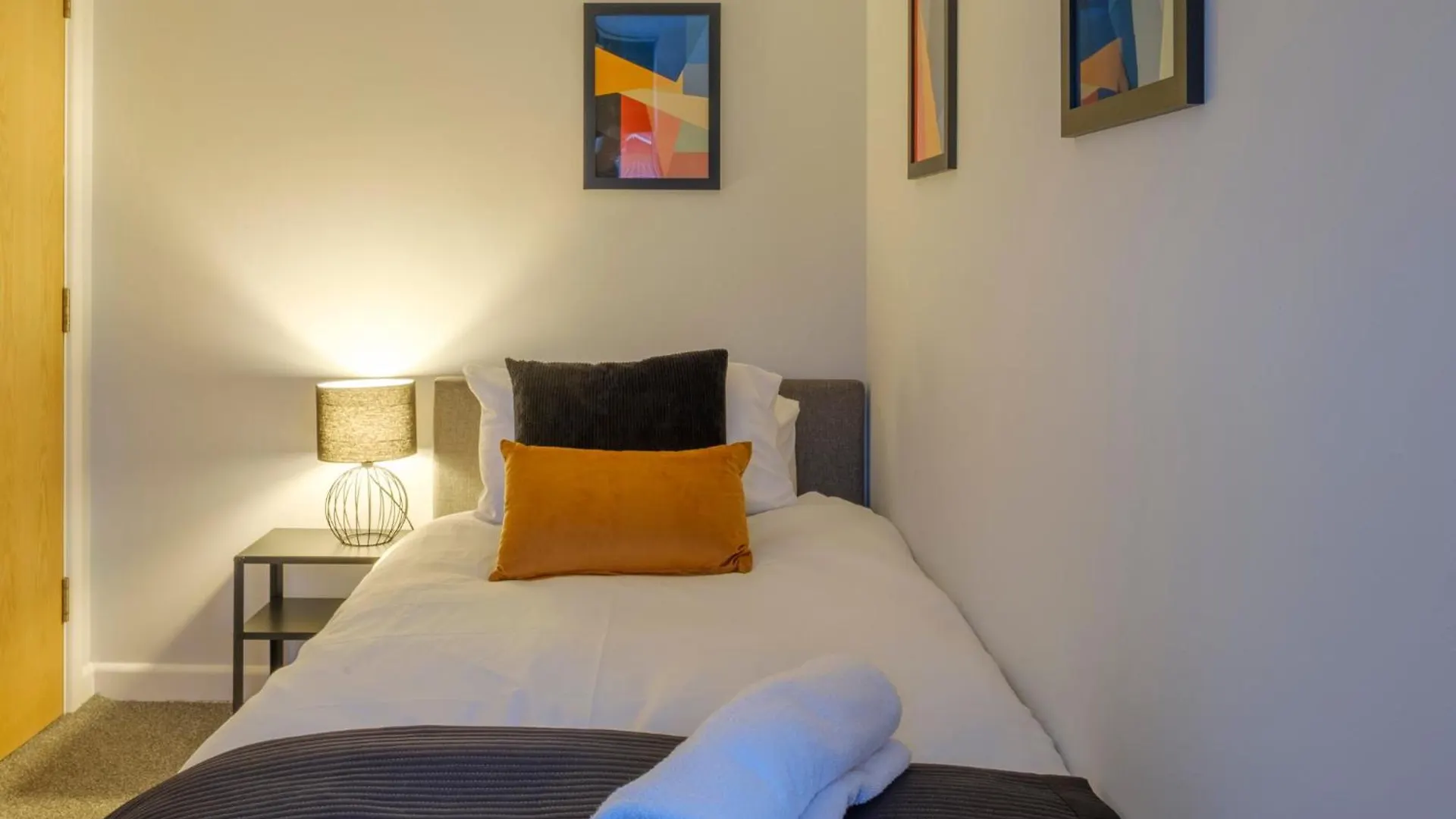 Vibrant 2 Bed Apartment, Free Parking, Bawtry Rd Doncaster - Hosted By Stay Host Save