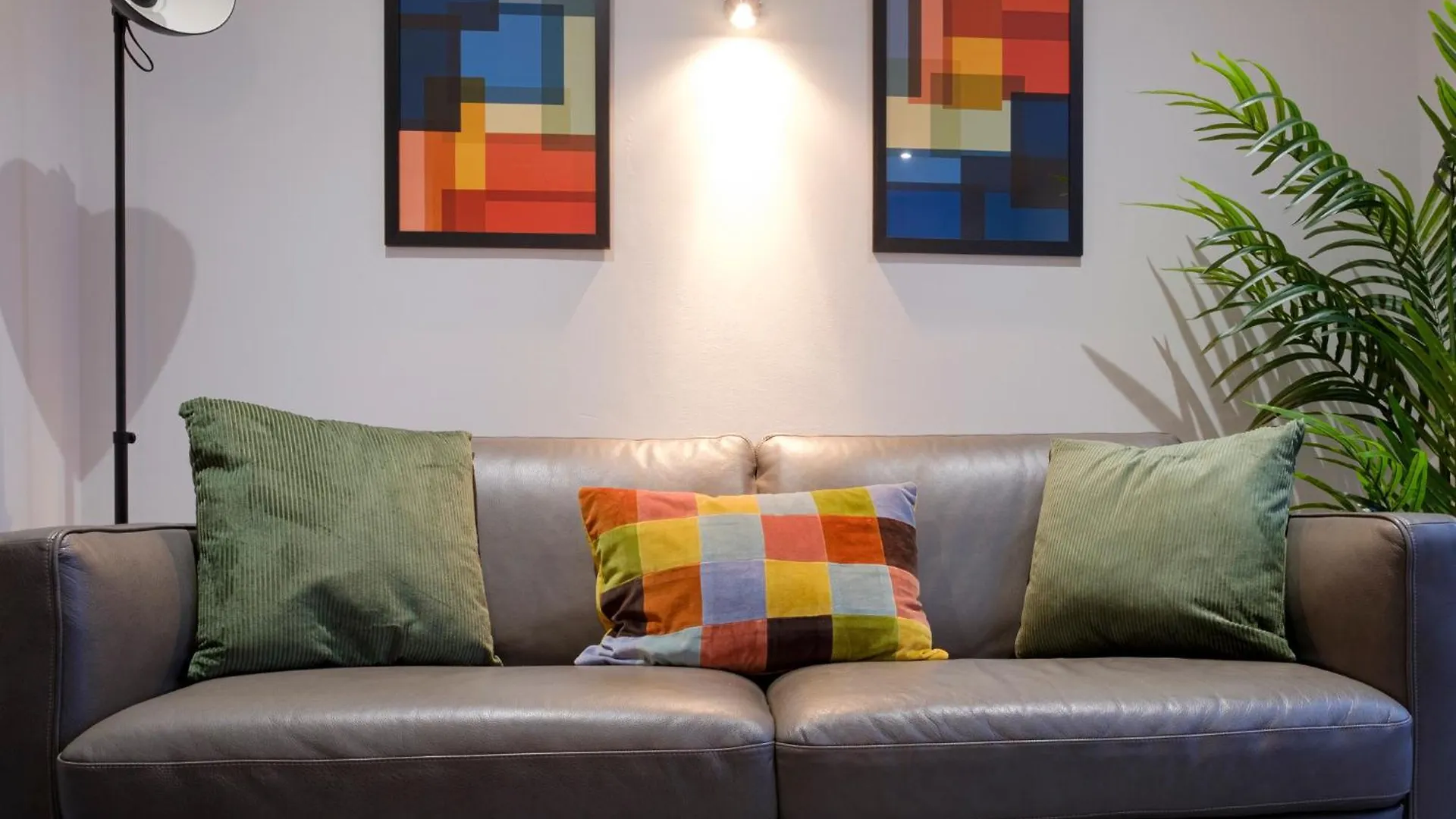Vibrant 2 Bed Apartment, Free Parking, Bawtry Rd Doncaster - Hosted By Stay Host Save 0*,