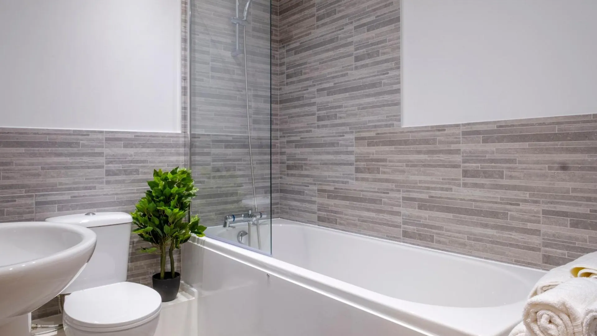 Vibrant 2 Bed Apartment, Free Parking, Bawtry Rd Doncaster - Hosted By Stay Host Save